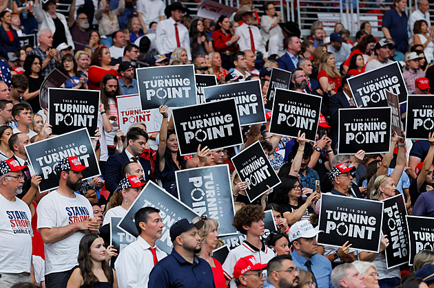 Trump za sklem, slzy v očích. Tisíce příznivců se loučí s Charliem Kirkem