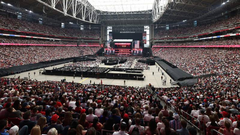 Smuteční obřad za Kirka přivedl do Glendale desetitisíce lidí včetně prezidenta Trumpa