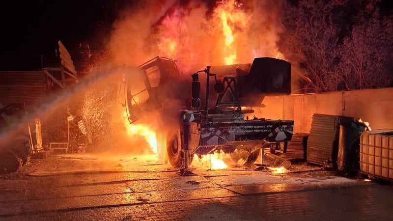 Ničivý požár na Olomoucku: Plameny pohltily autojeřáb, škoda jde do milionů