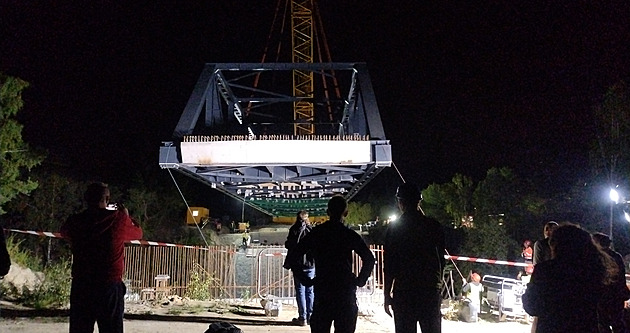 Chodívali po něm Škodováci. Jeřáb v noci usadil most nad výpadovku z Plzně na Vary