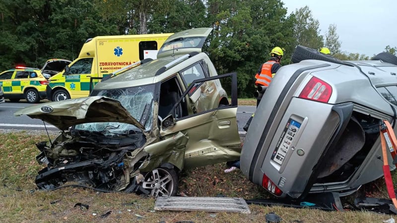 Auto na střeše i rozpárané o strom: Hasiči na jihu Čech i u Hradce jeli k vážným nehodám