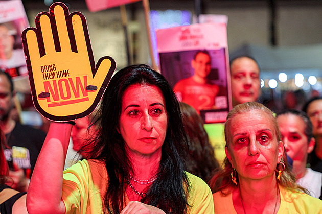 Rukojmí se zbraní u hlavy a varovný vzkaz. Hamás fotografií tlačí na Izrael