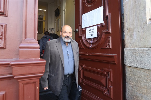 Demokracie je křehká. Akademici varovali před populisty a falešnými mírotvůrci