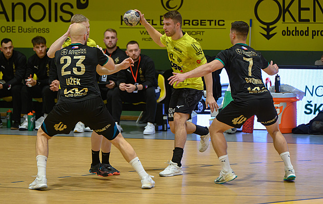 Karvinští poprvé prohráli, Zubří rozhodlo sedmičkou v poslední sekundě