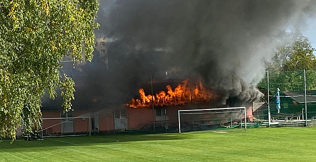 Kabiny fotbalových Pokratic pohltily plameny, lidé už poslali čtvrt milionu