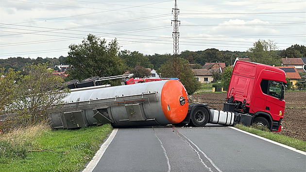Na Mělnicku se převrátila cisterna, vezla vysoce hořlavou látku