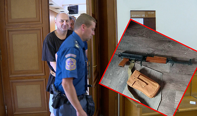 Půjdu se zbraní na úřad vlády, hrozil majitel samopalu. U soudu to bagatelizuje