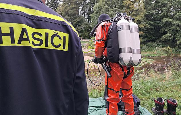 Manévry u Volyňky. Komu patří věci odložené u jezu? Hasiči hledají v řece