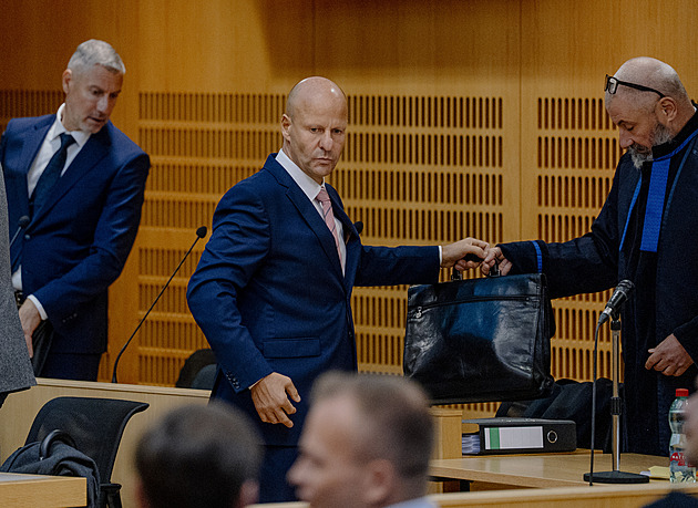 Peníze pro „Slepičáka“? Byl jsem využit, tvrdí Hlubuček u soudu, svou vinu odmítá