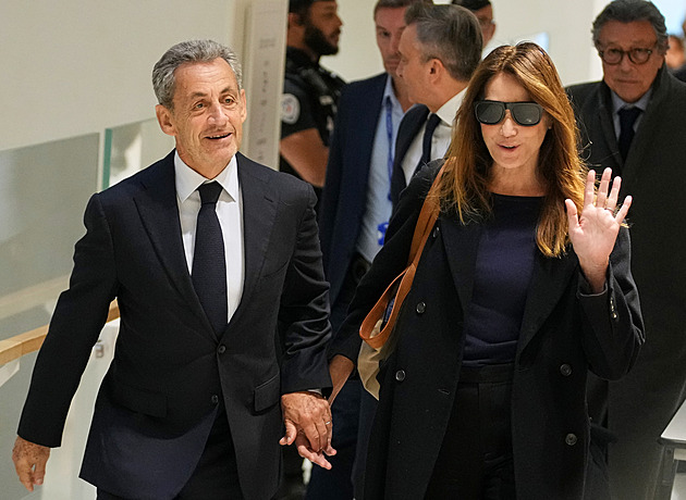 Sarkozy se podílel na zločinném spiknutí, rozhodl soud v kauze peněz od Kaddáfího