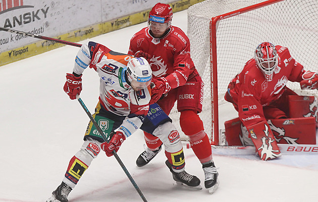 ONLINE: Třinec jde v Pardubicích do vedení, za domácí hraje Červenka