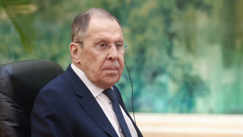 NATO a EU vyhlásily Rusku skutečnou válku a přímo se na ní podílejí, řekl Lavrov
