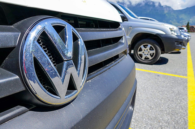 Slabý zájem o elektromobily nutí Volkswagen omezit výrobu ve dvou továrnách