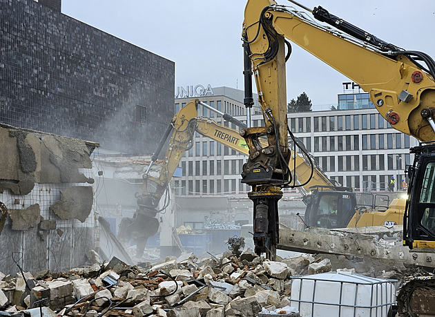 Chybí vám materiálu na stavbu? Naberte si levně dlažbu na ulici, nabízejí obce