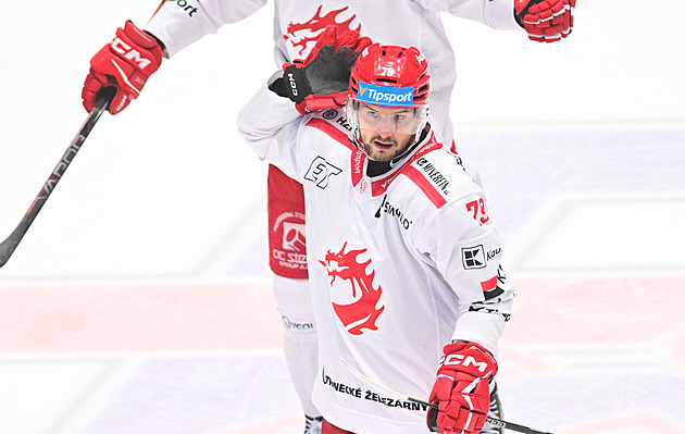 Tohle si člověk užije! Hudáček rozhodl a gestem provokoval fanoušky Pardubic