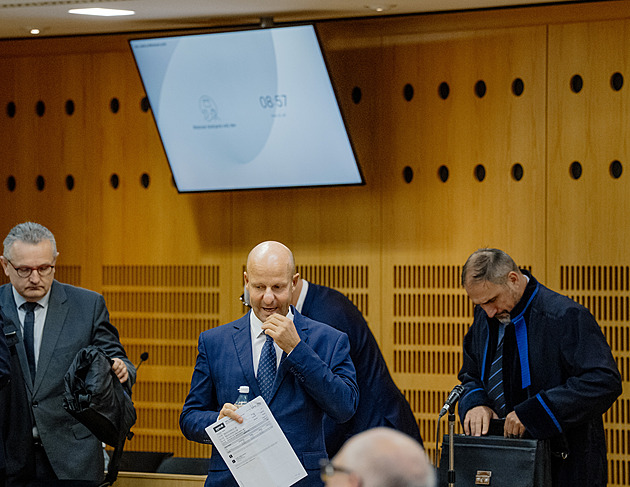 Další den Dozimetru: Hlubuček mluvil o luxusním dárku od Redla, nyní vypovídá muž z DPP