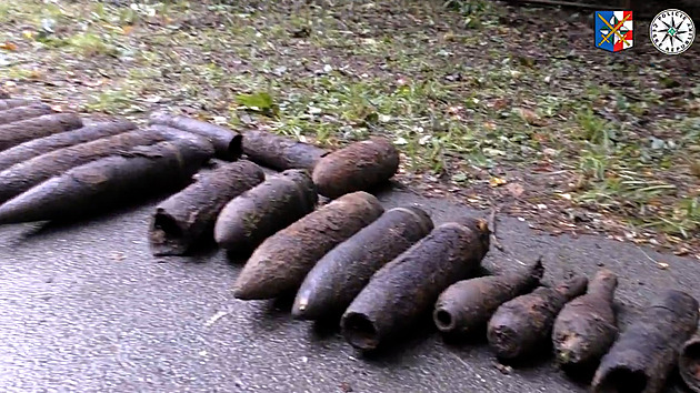Při úklidu zahrady v Olomouci lidé našli 750 kg munice. Policisté část odpálili