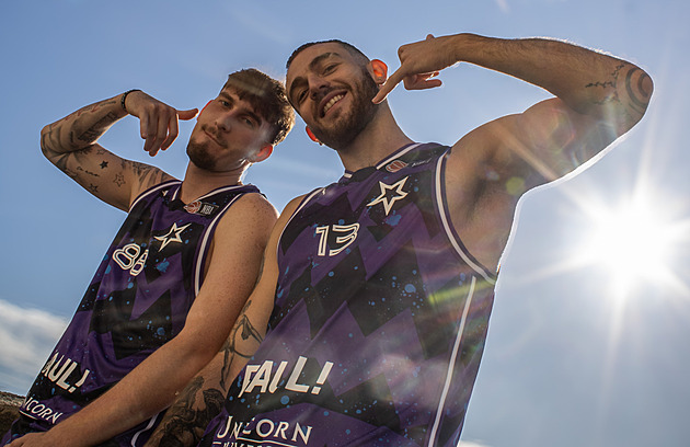 Slavia doma na Spartě, Hradec místo Hradce, příliv z Kanady a synové hvězd