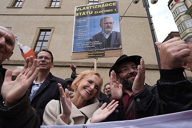 Respektujte výsledek voleb, vyzývají SPD a Stačilo! prezidenta Pavla u Hradu