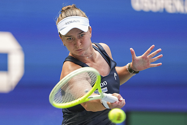 Krejčíková se v Pekingu zranila, Muchová a Bouzková jsou v osmifinále