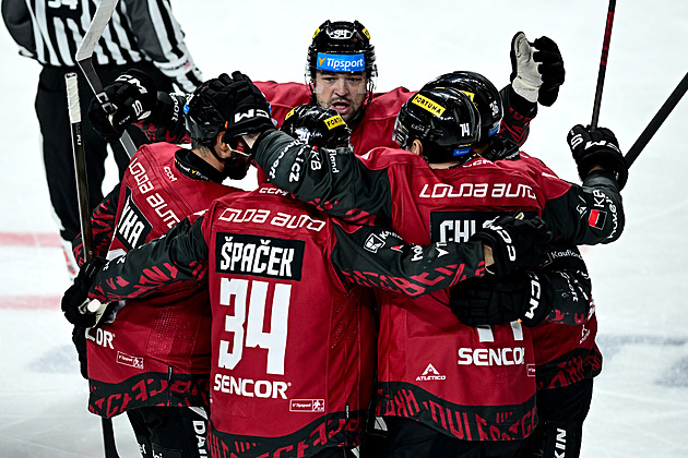 ONLINE: Kometa vede nad Pardubicemi, Vary proti Plzni hrají prodloužení