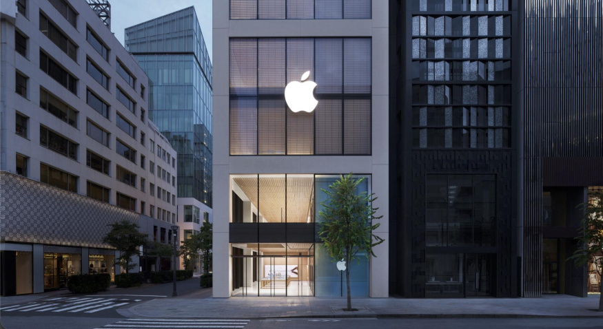 Tim Cook znovu otevřel historický Apple Store v Tokiu. Společnost mu dělal Pikachu