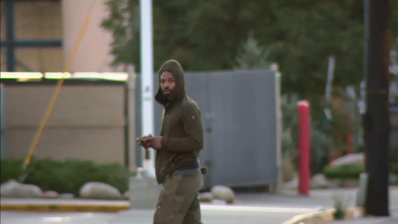 Bizarní případ v USA: Reportér popisoval hledaného lupiče, ten se mu připletl před kameru