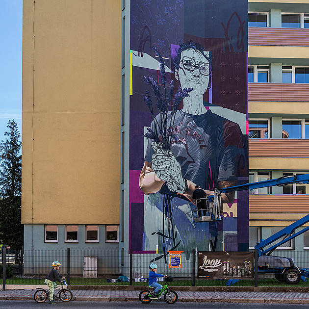 Streetartový festival ve Dvoře víří emoce, hlavně kvůli dívce s levandulí