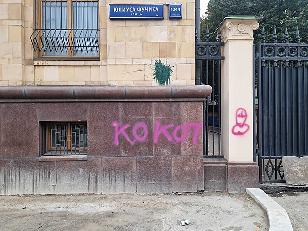 Vulgární nápisy proti Čechům. Ambasádu v Moskvě poškodili vandalové