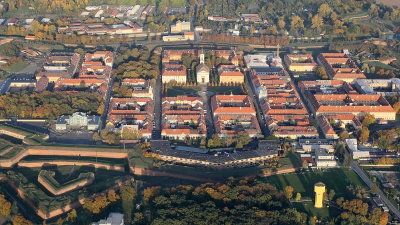 Mrtvé tělo leželo v odvodňovacím kanále u terezínského krematoria. Na místě zasahovali potápěči