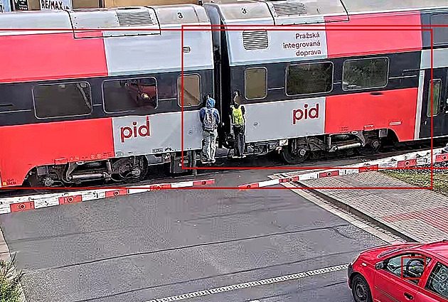 Chlapci riskovali život. Kilometry se vezli na stupačkách vlaku