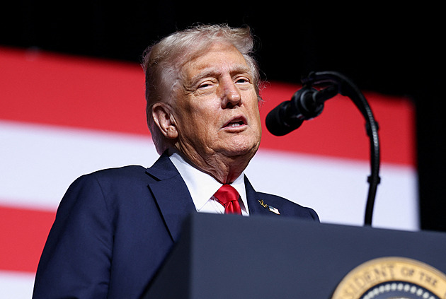 Trump a Hegseth rovnali do latě armádní elitu. První se chválil, druhý tepal diverzitu