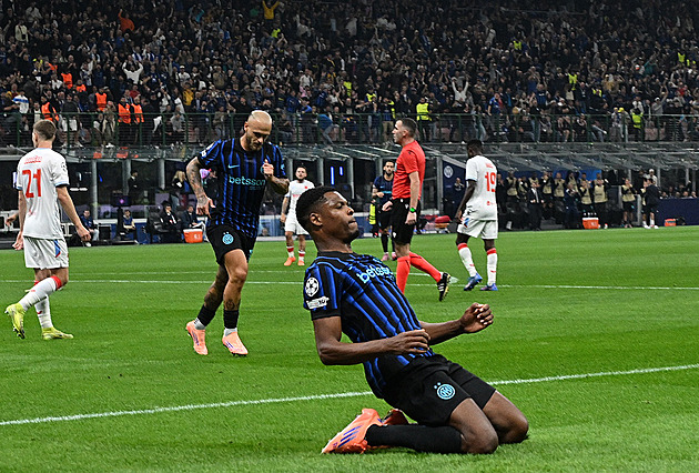 ONLINE: Inter - Slavia 2:0, první půle hrůzy. Chyba Staňka, pak jásá Dumfries