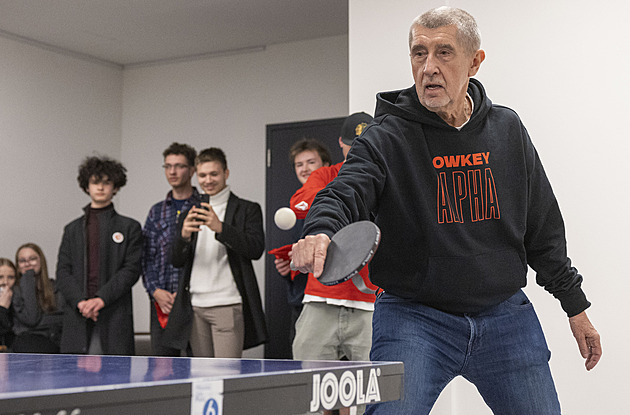 Babišův bekhend i pivař Hřib. Projděte si nejzajímavější snímky z kampaně