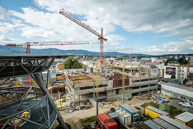Později a dráž. Dokončení moderního komplexu liberecké nemocnice se oddaluje