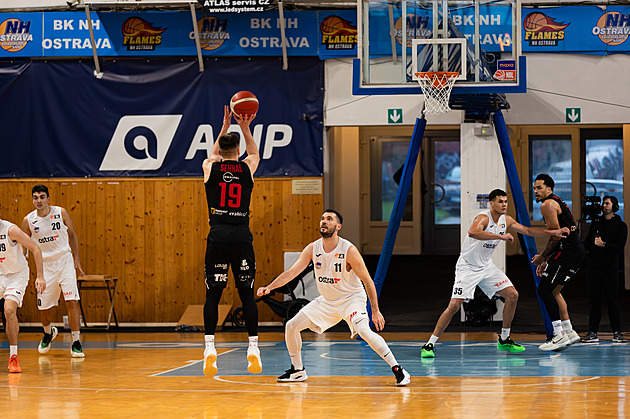 Nymburk zvládl těsnou partii v Ostravě, stoprocentní zůstávají i Pardubice a Písek