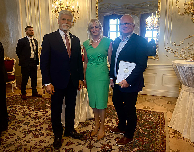 Ředitel odzbrojil školačku, která pobodala spolužáky. Ocenil ho prezident