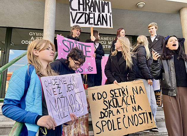 Nerušte osmiletá gymnázia! Proti záměru kraje v Hostinném protestují studenti