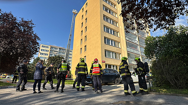 Hasiči likvidovali požár kuchyně v Praze na Kačerově. Obyvatelé dům sami opustili