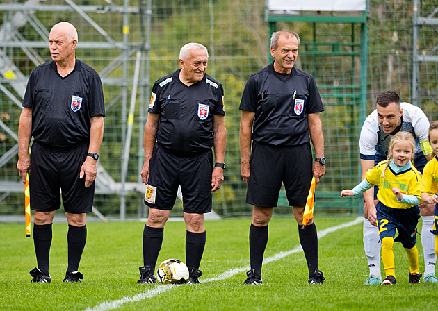 Rána pěstí, hrozba stávky! Teplický svaz bouři rozhodčích uhasil a varoval kluby