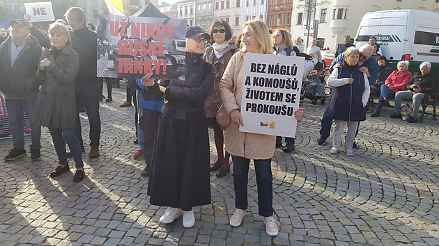 ŽIVĚ: Na happening proti komunismu dorazily stovky lidí a osobnosti. Stánek má i SPD