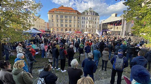 Babiš podává ruku komunistům, řekla na happeningu plném umělců Němcová