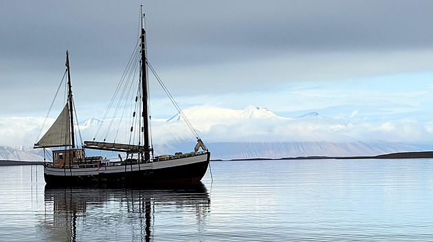 S puškou na stoleté lodi. První česká posádka obeplula Špicberky