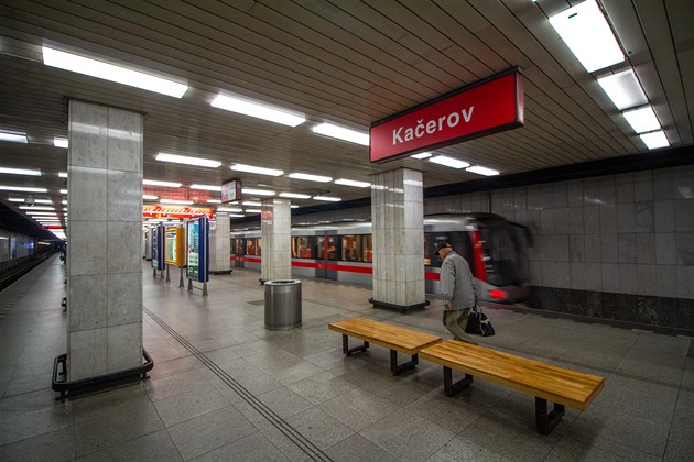 Metro C mezi Kačerovem a Hájemi stojí, souprava srazila člověka