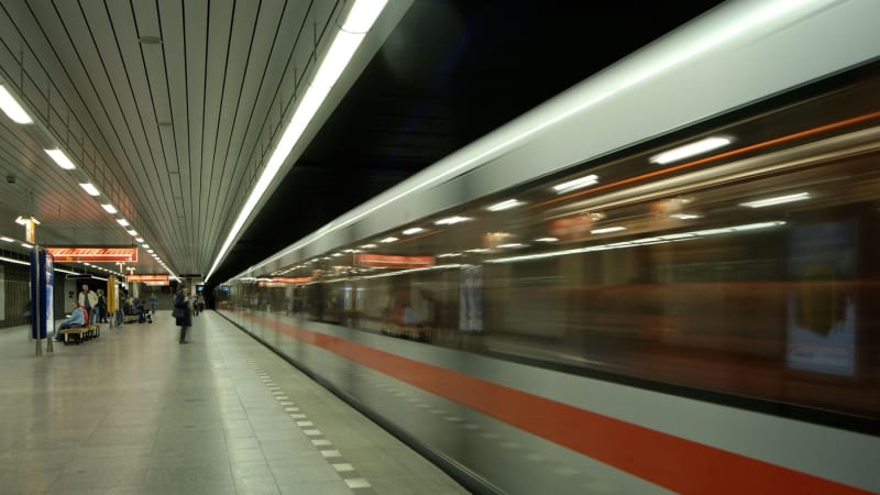 Metro srazilo na Chodově člověka. Kvůli nehodě je zastaven provoz v části linky C