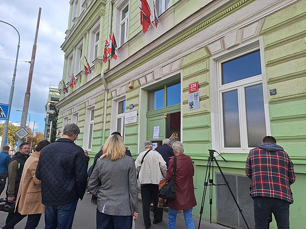 Volby ONLINE: Hlas odevzdal exprezident Zeman, Babiš čekal ve frontě