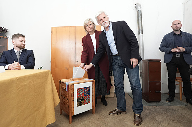 Prezidentský pár opět volil v Černoučku, přišel krátce po otevření místnosti