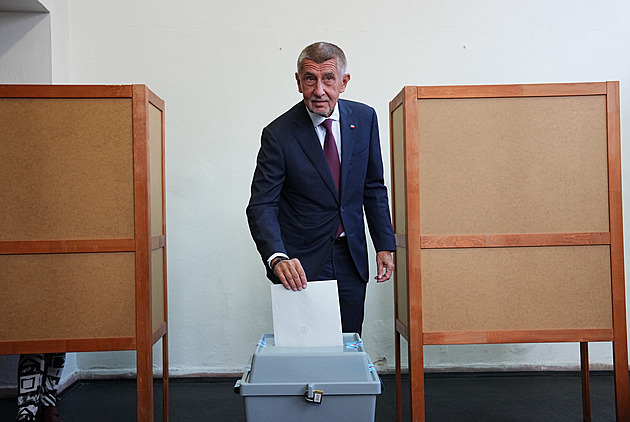 Babiš vhodil lístek do urny v ostravské sokolovně, vyřídil si voličský průkaz