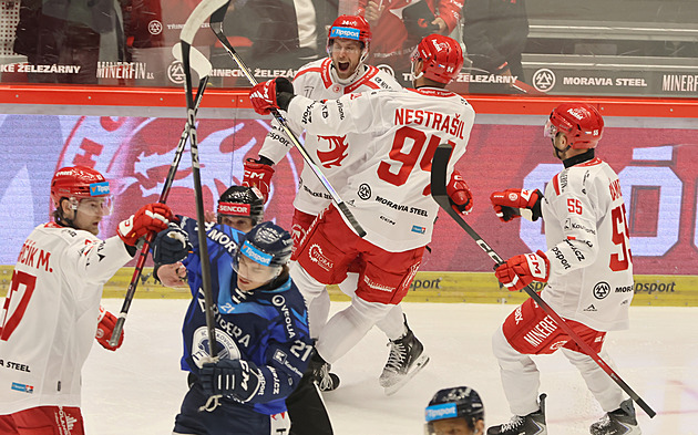 ONLINE: Třinec v derby opět vede. Kladno bez Jágra poráží Kometu, Olomouc tápe