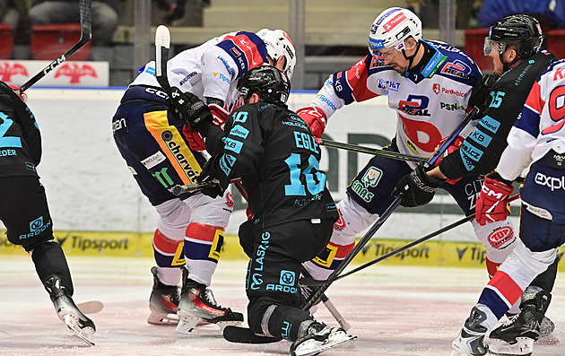 ONLINE: Derby Třinec - Vítkovice přineslo už osm gólů. Pardubice vedou ve Varech